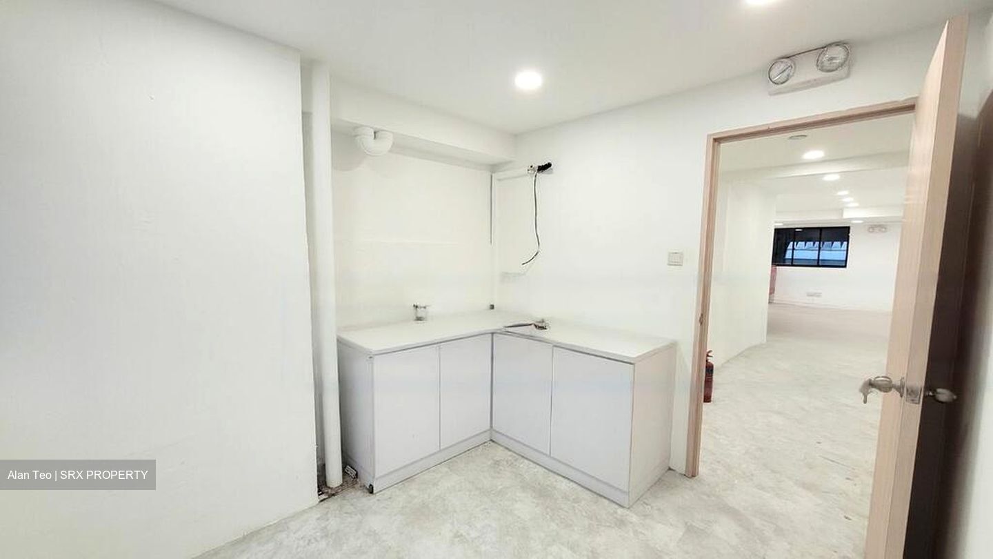 Ang Mo Kio Avenue 6 (D20), Shop House #451317071